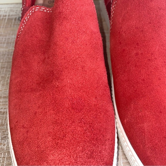 Earth Origins Size 9.5 Red Slip-On Sneakers with Cheetah Print Pattern on Heels - Picture 7 of 10